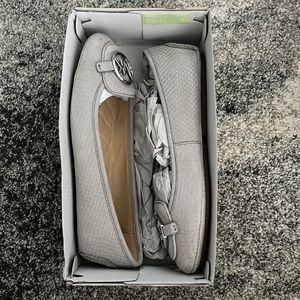 Size 8M Michael Kors pearl gray Lillie mic professional flats